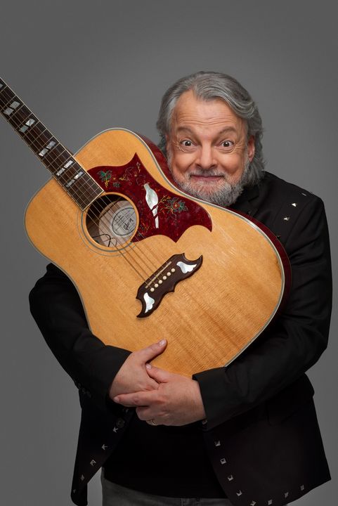 Dado abbraccia la chitarra acustica, ritratto
