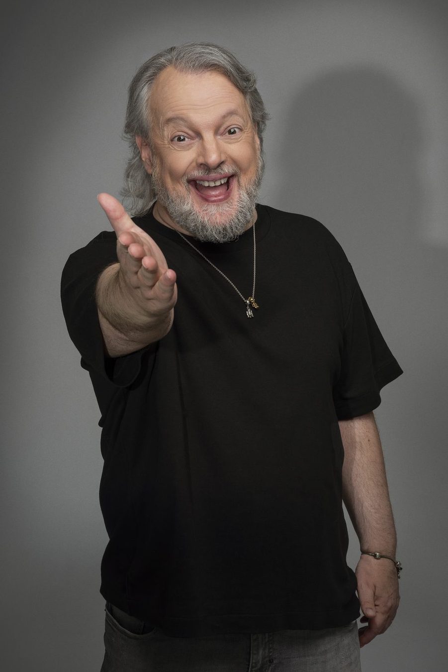Dado sorridente con la mano tesa, ritratto ufficiale